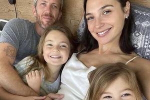 盖尔·加朵晒全家福照片 宣布怀第三胎喜讯