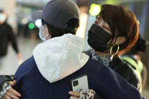 华妃浣碧合体！蒋欣机场偶遇蓝盈莹拥抱热聊