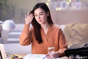 张柏芝拍广告造型知性 穿橘色V领毛衣撩发温柔