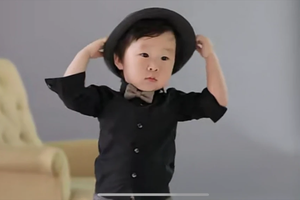 张纪中妻子晒儿子生日照 2岁“嘟嘟侠”可爱