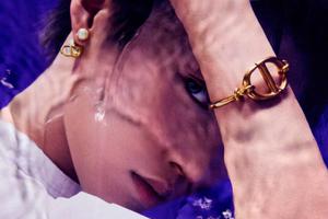 刘雨昕时尚大片 梦幻水花搭配紫色光影帅气自信