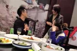 郑恺苗苗与家人吃大餐 老婆饭桌上望着老公甜翻了