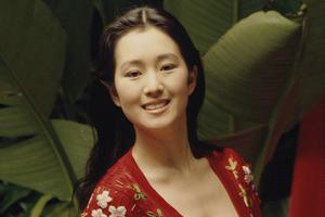 巩俐29年前写真曝光 穿刺绣红裙明媚大气