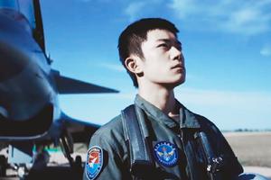 易烊千玺登航空学校初选合格证 演绎热血空军