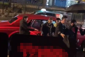 王思聪开豪车去酒吧聚会 美女主动贴近男方躲闪