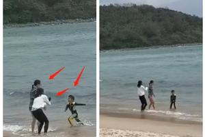 章子怡带俩女儿海边冲浪 小苹果为醒醒拍照