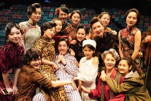 谭卓晒舞台照告别角色 胡歌出镜捂嘴笑似大男孩