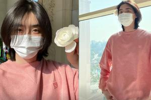 李钟硕长发穿粉衣头戴一朵小花