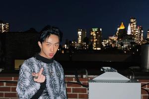 伊能静儿子庆19岁生日 晒照叛逆竖中指