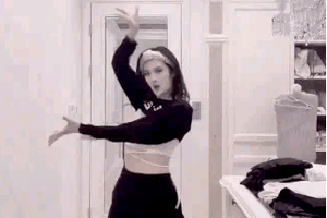 姚安娜跳舞被网友评论像跳大神