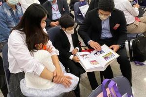 郭晶晶陪霍启刚带孩子出席活动小秀性感