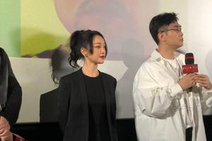 周迅黑色look亮相电影首映 路人镜头下颜值抗打