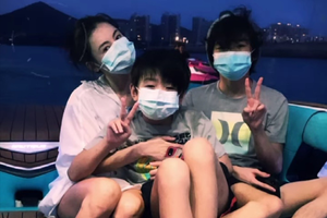 张柏芝晒与两儿子合照 怀抱小Q上演歪头杀