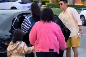 霍思燕杜江一家人游三亚神秘小女孩出镜