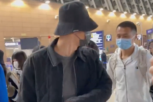 黄景瑜见路人包掉了暖心提醒