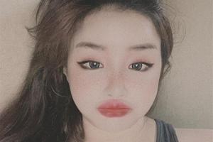 2NE1前成员朴春晒自拍 嘴唇肿胀严重