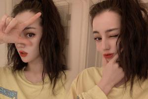 迪丽热巴绿洲晒可爱自拍 大眼wink卖萌