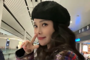 伊能静甜嫩装扮探班秦昊 机场摆拍俏皮可爱