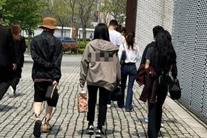 王子文认爱吴永恩后被偶遇 白衬衫牛仔裤接地气