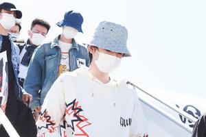 师兄弟同框！王俊凯宋亚轩一前一后下飞机