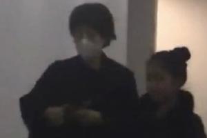 马伊琍陪7岁小女儿上舞蹈课 陪伴在旁耐心为其打扮