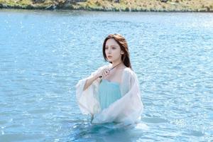娜扎新片演貂蝉 湖中惊艳回眸画面绝美