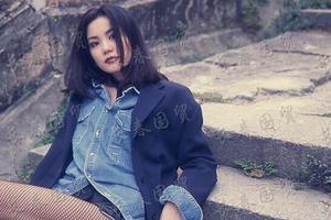 王菲30年前青涩旧照 短裤搭配渔网袜性感时尚