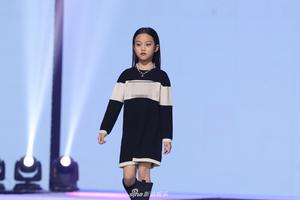 甜馨两套look登台走秀毫不怯场