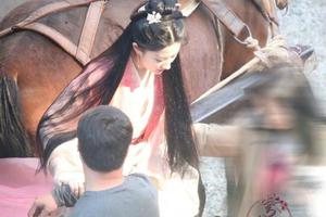 刘亦菲《梦华录》下马车路透仙气飘飘