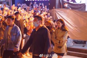 杨幂许凯上海街头拍戏引大批路人围观