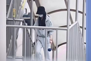 赵丽颖宣布离婚后首现身 穿运动套装手拿养生锤