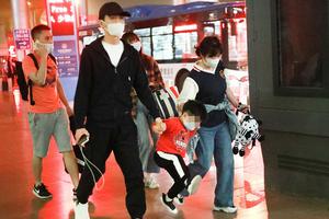 陈晓罕见携儿子露面 父子两一路嬉戏玩耍