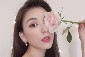 方媛晒与玫瑰花美照侧颜好绝