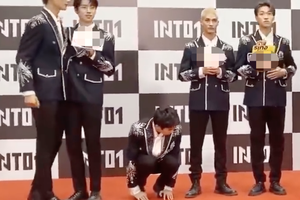 INTO1成员林墨发布会意外摔倒表情痛苦