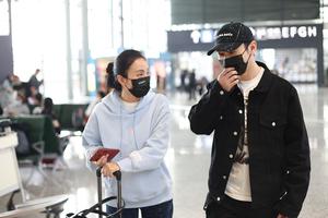 黄晓明与陶虹机场偶遇一路热聊