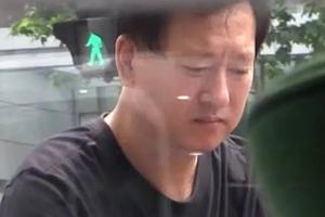 郑爽爸爸街头狂刷手机疑为女儿发愁