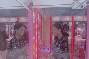 周迅收工后玩抓娃娃机童心满满