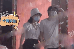 黄龄与男友约会画面曝光亲密挽手甜蜜十足