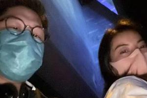 郭晶晶白衣黑裙气质佳无惧直男视角