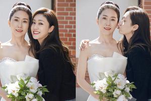 刘芸晒和妈妈合照 母女俩同框似姐妹美到发光