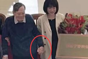 杨振宁携爱妻翁帆亮相清华大学 十指相扣好恩爱