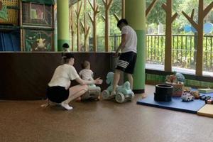 撒贝宁李白带娃度假被偶遇 两人陪孩子玩耍好温馨