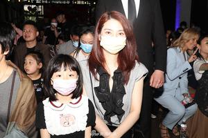 洪欣带女儿看亲子儿童剧 7岁张晞彤乖巧可爱