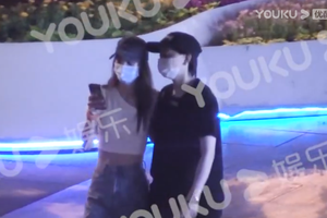 金晨李斯丹妮天安门散步 互挽胳膊拍合影