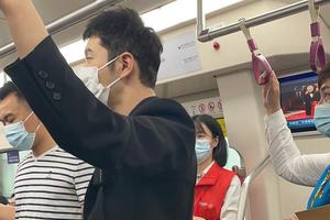 黄晓明坐地铁被偶遇 穿西装利落帅气生图能打
