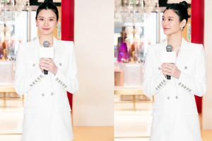 奚梦瑶挺孕肚出席活动 穿西装裙高跟鞋四肢纤细