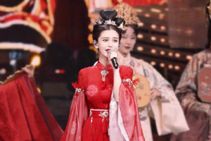 baby一袭红衣古装舞台献唱娇艳动人