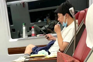 郭麒麟坐高铁被偶遇打扮休闲随性
