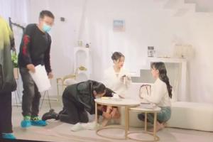 王子文工作花絮曝光 女助理跪下为她穿鞋