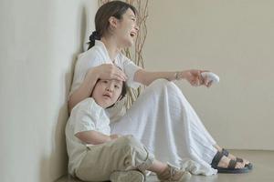 蔡琳母子拍写真为自创品牌做宣传